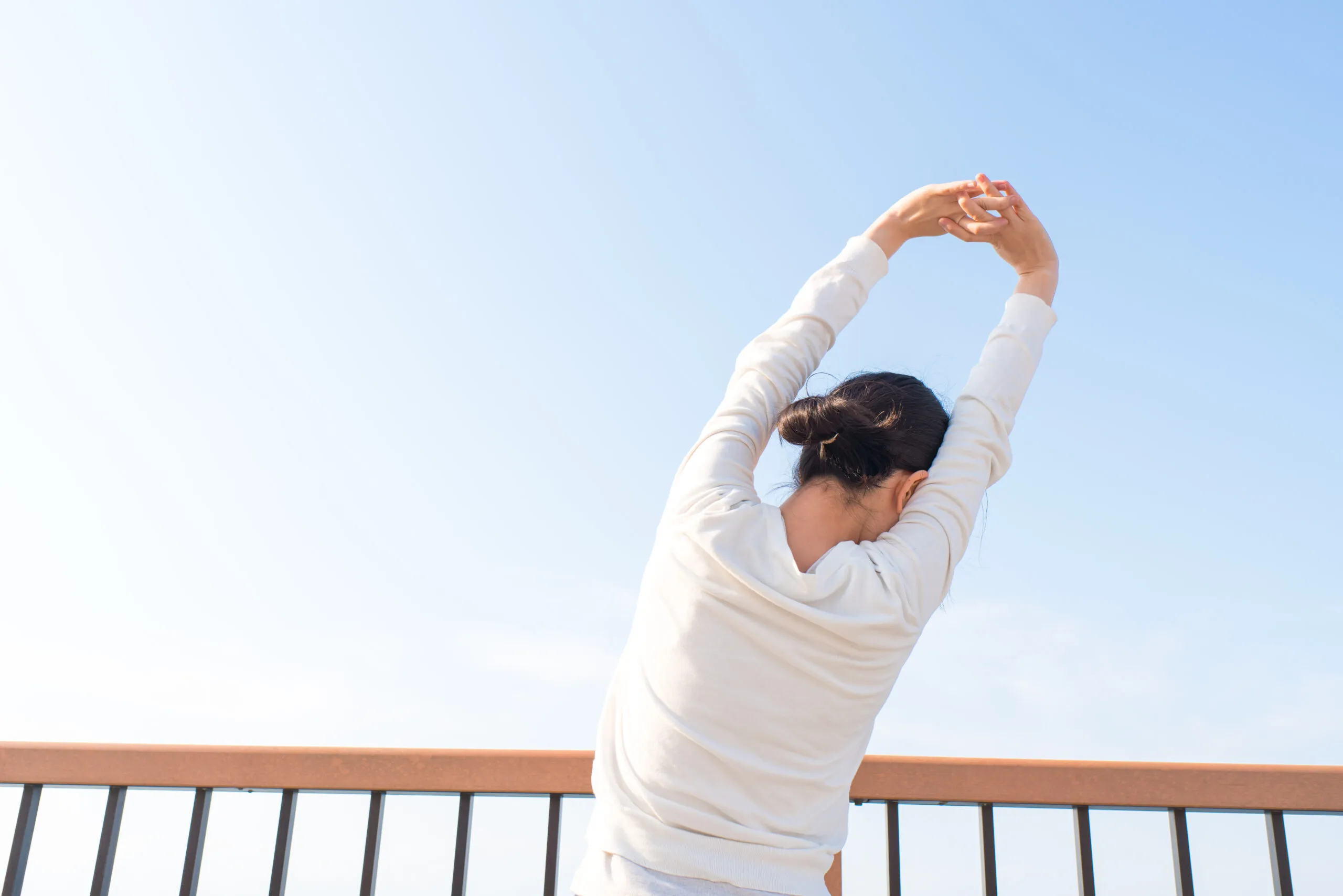 気分がはれやかな女性