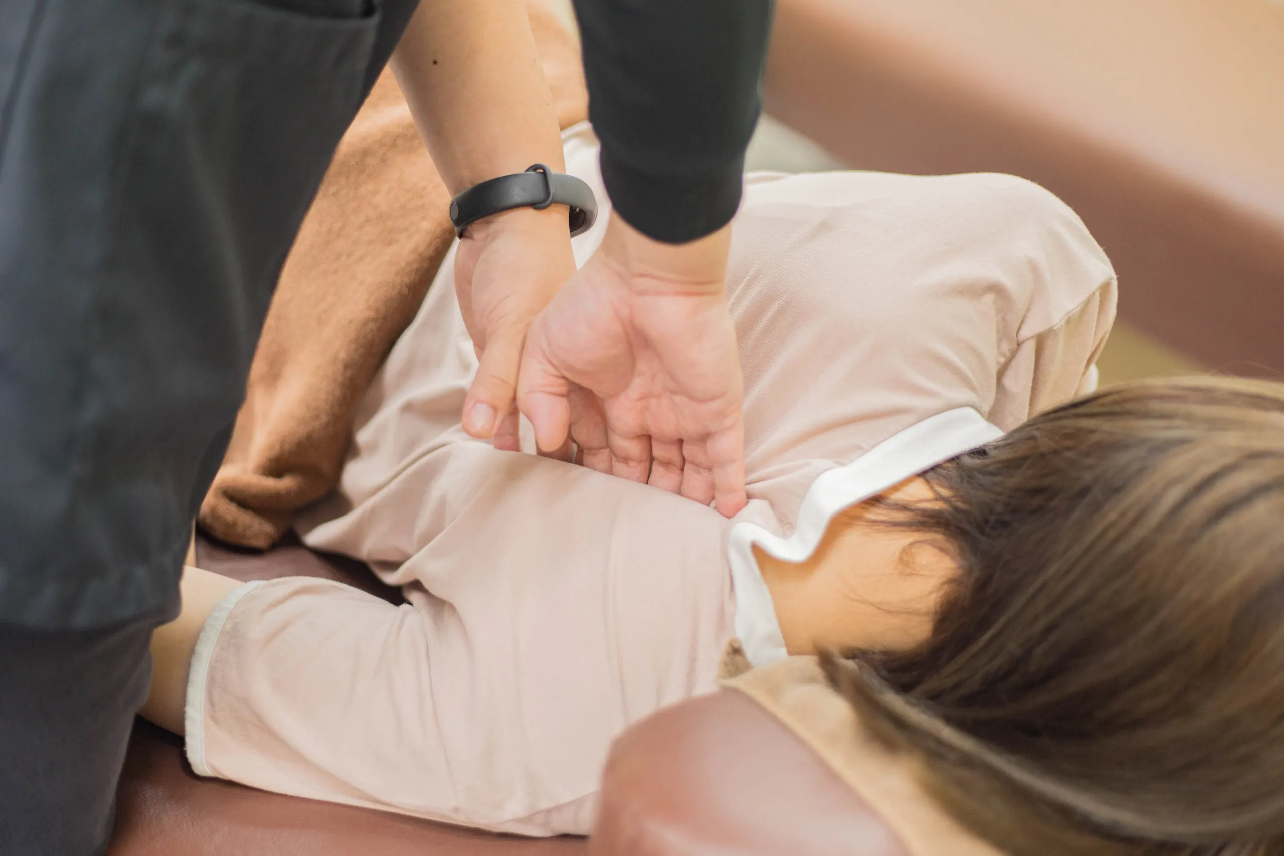 日本橋八重洲接骨院での肩甲骨はがしの施術風景