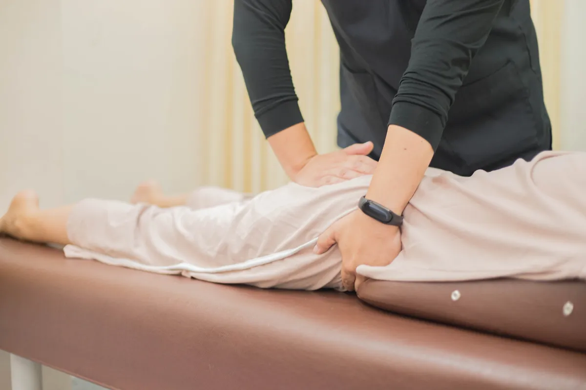 日本橋八重洲接骨院での股関節調整の施術風景