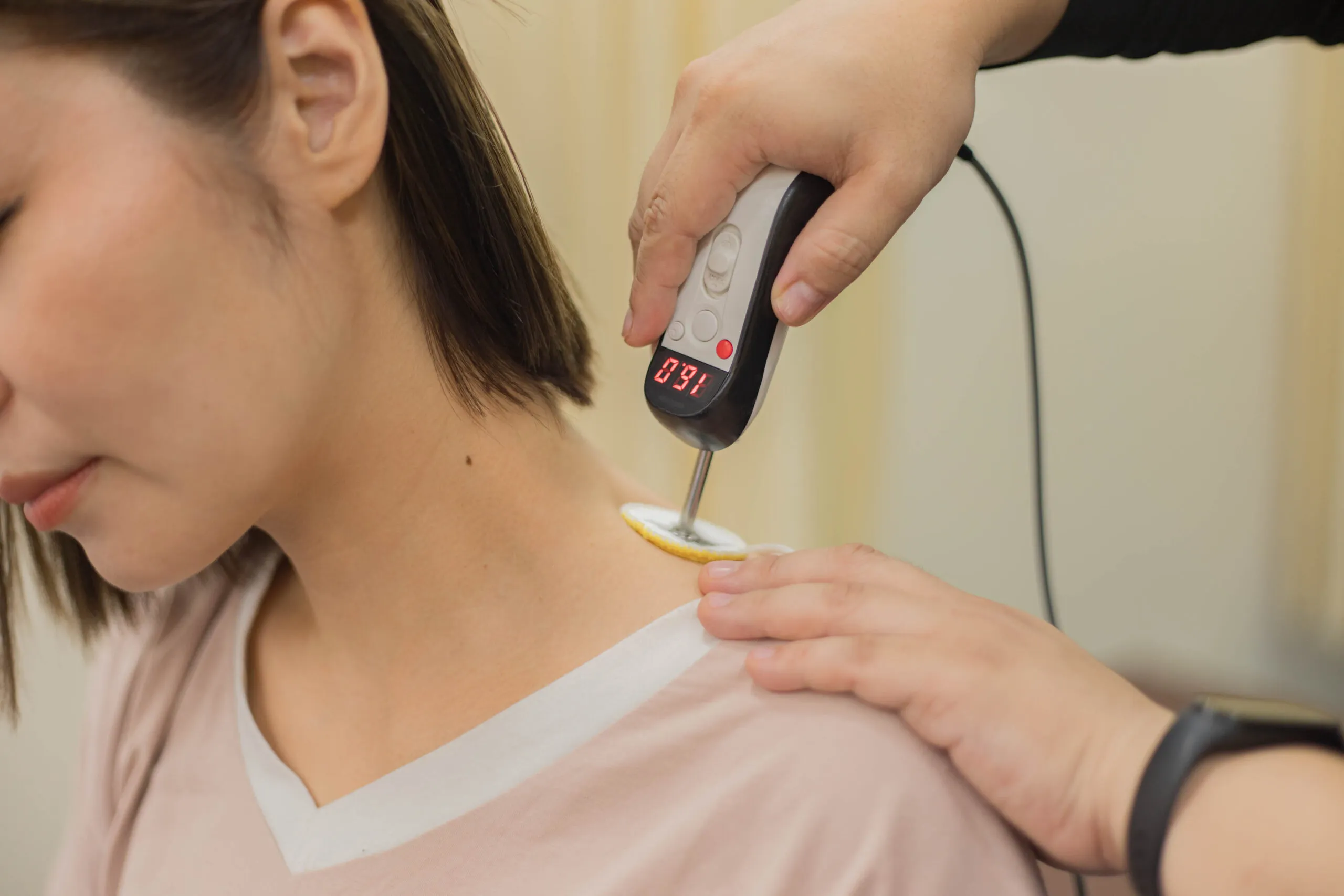 日本橋八重洲接骨院での羽田野式ハイボルトの施術風景