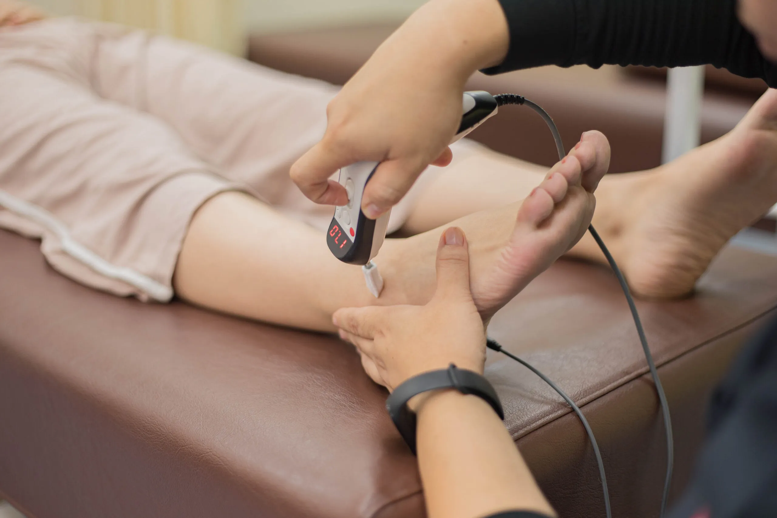 日本橋八重洲接骨院でのハイボルト療法の施術風景