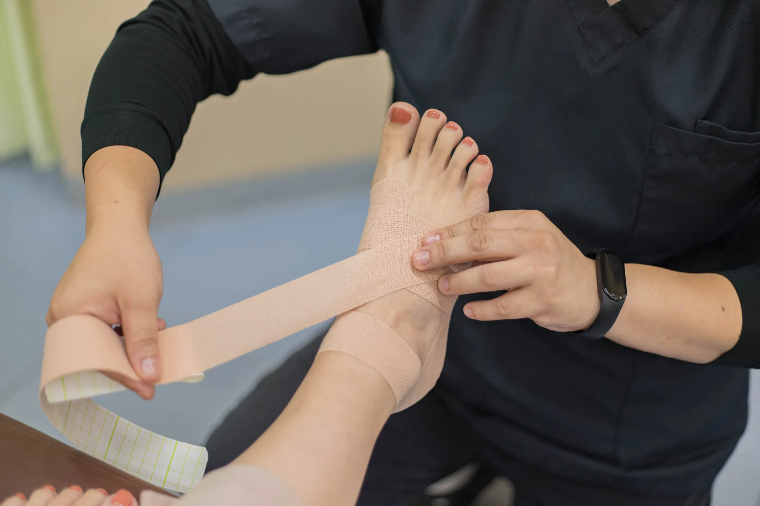 日本橋八重洲接骨院でのテーピング施術の様子