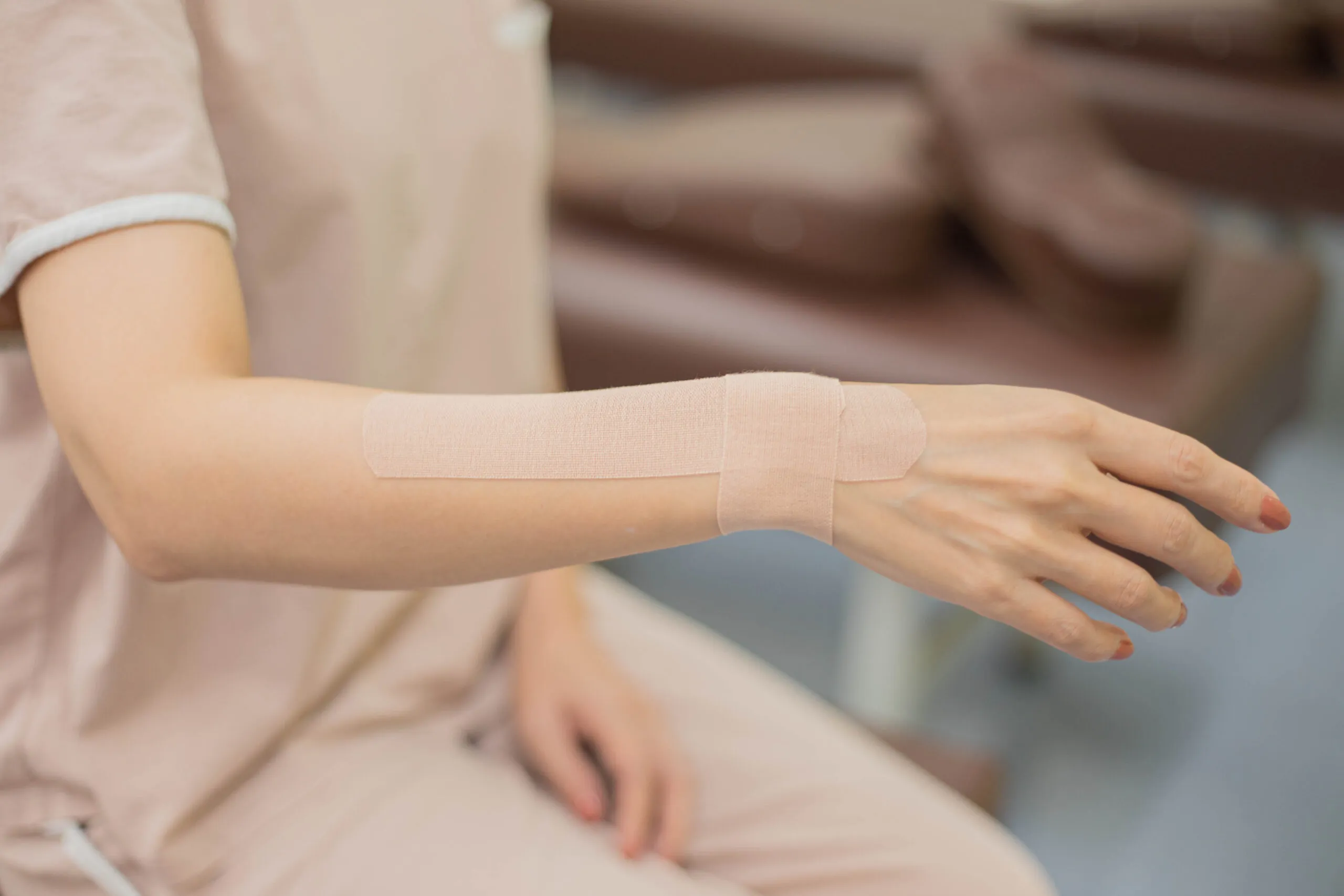 日本橋八重洲接骨院でのテーピングの施術風景