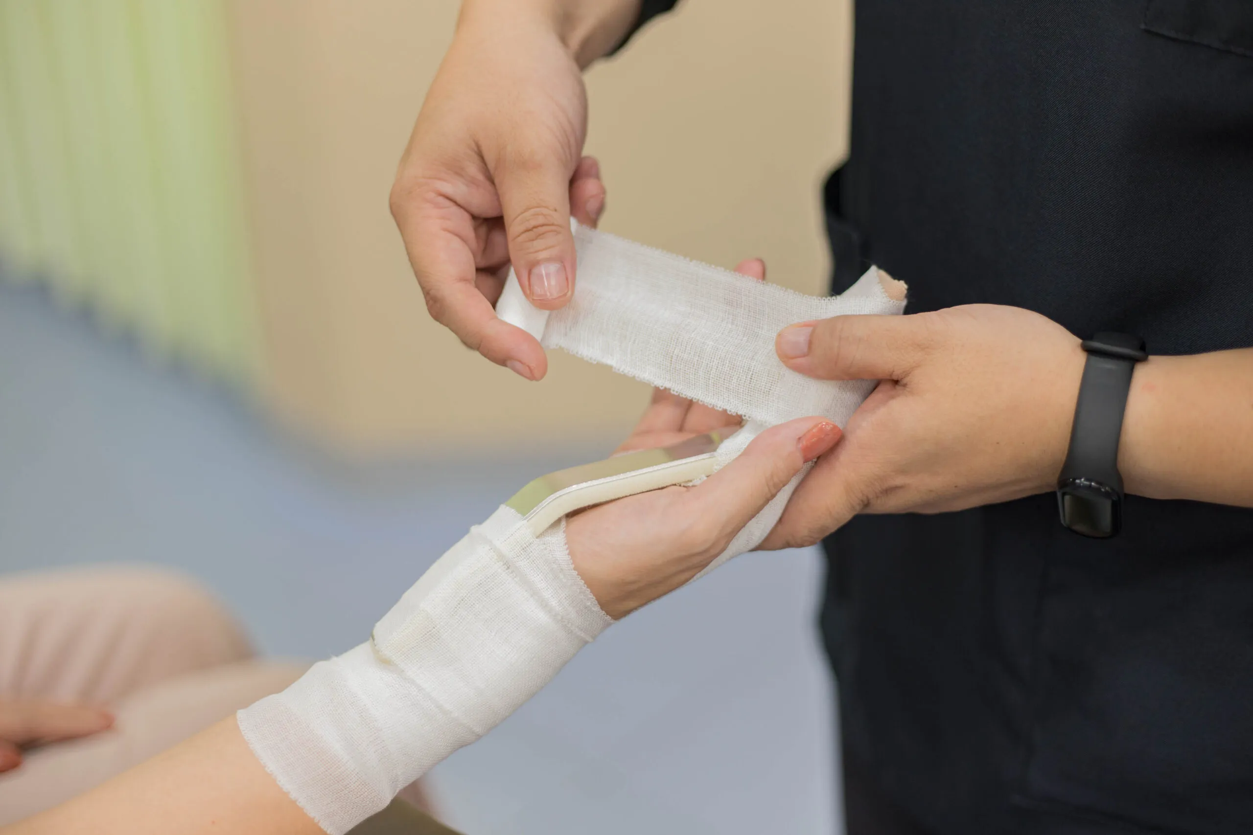 日本橋八重洲接骨院での特殊固定具の施術風景