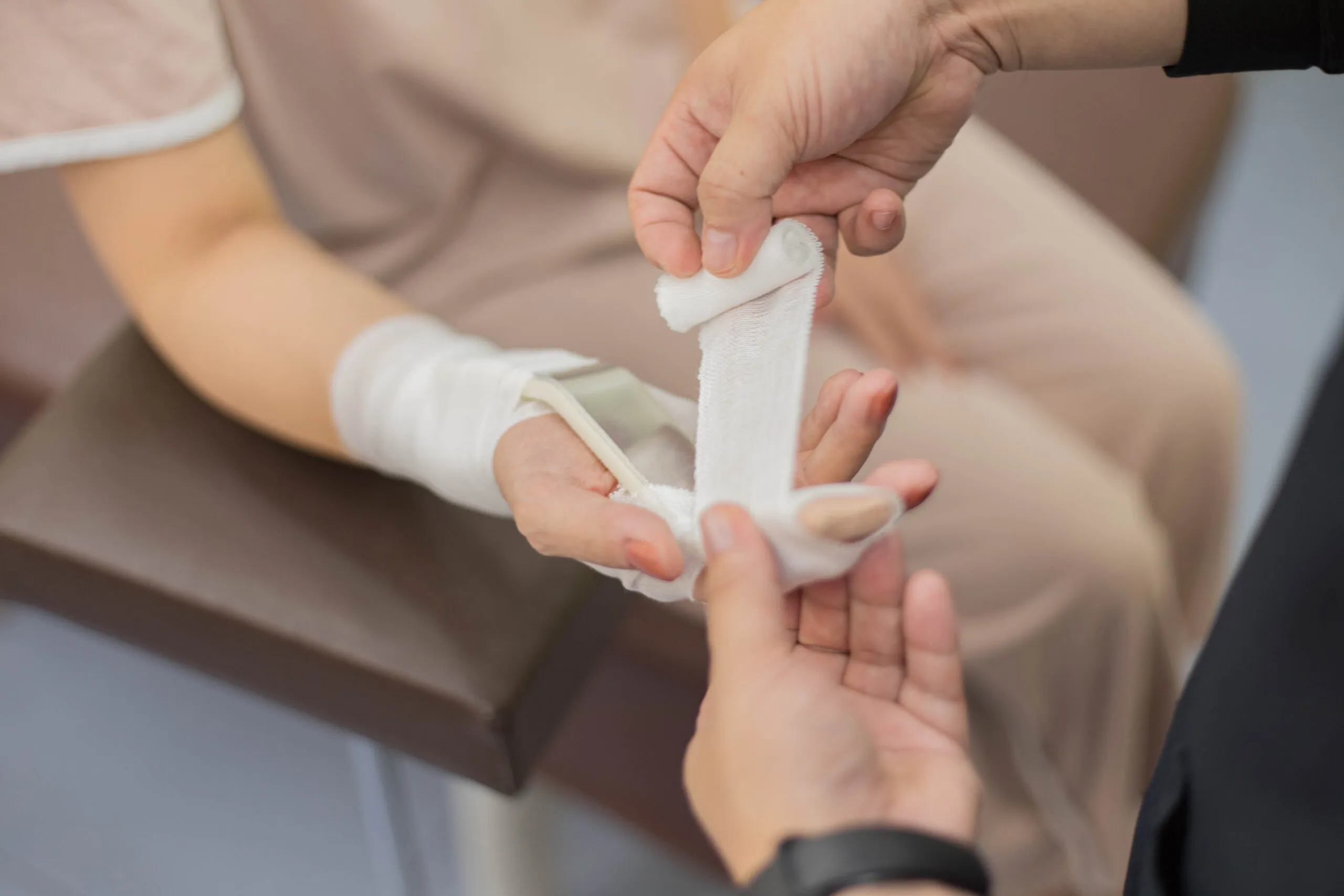 日本橋八重洲接骨院でのアルフェンスでの施術風景