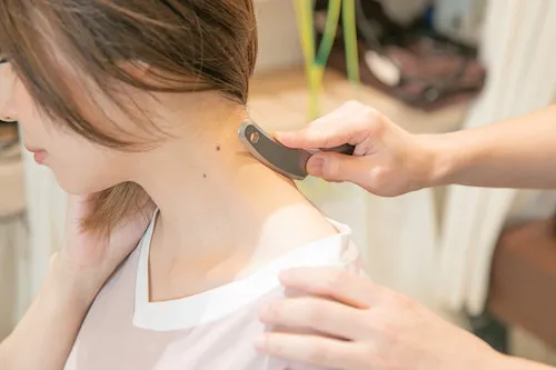 日本橋八重洲接骨院での筋膜ストレッチの施術風景