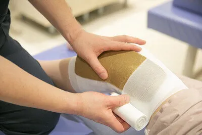 日本橋八重洲接骨院での厚紙副子の施術風景