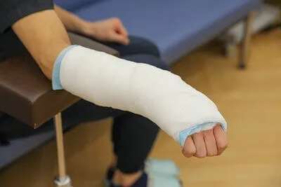 日本橋八重洲接骨院でのキャストライトの施術風景