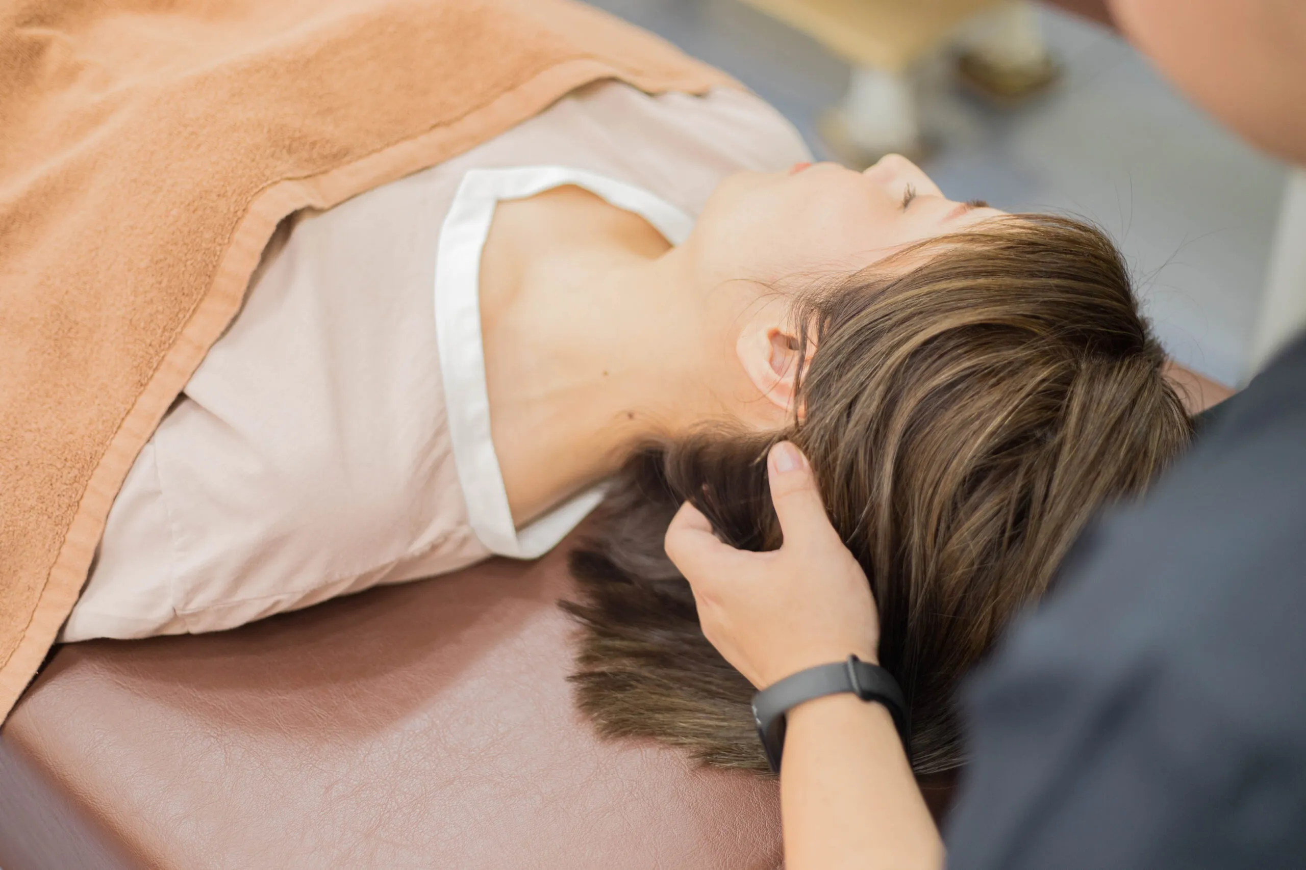 日本橋八重洲接骨院での炭酸ヘッドスパの施術風景