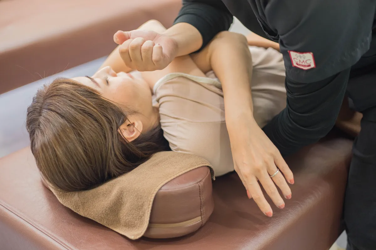 町屋中央整骨院でのIASTM猫背矯正の施術風景
