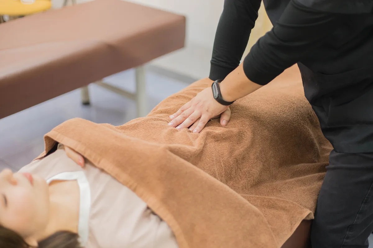日本橋八重洲接骨院での自律神経調整の施術風景