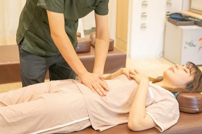 日本橋八重洲接骨院での自律神経調整の施術風景