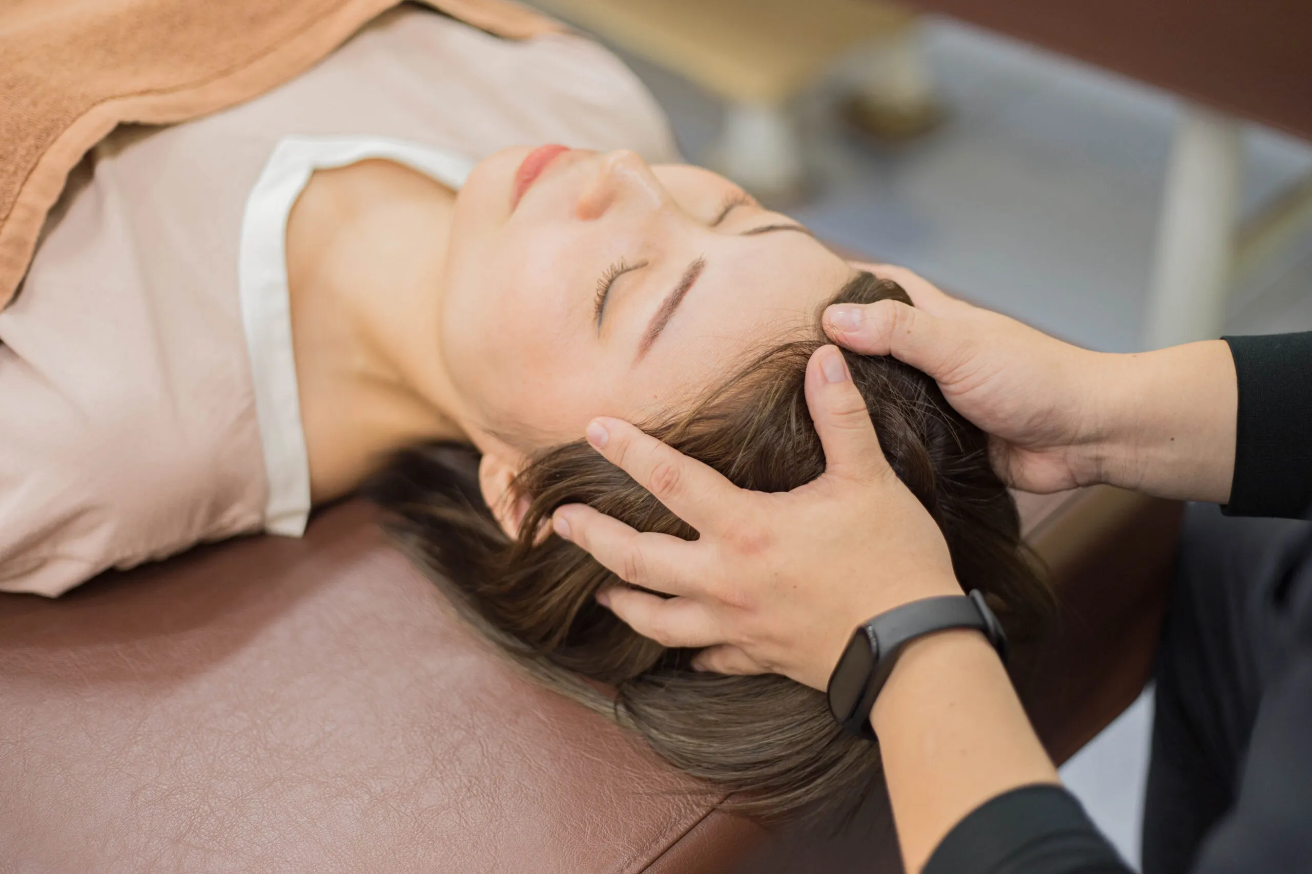 日本橋八重洲接骨院での炭酸ヘッドスパの施術風景