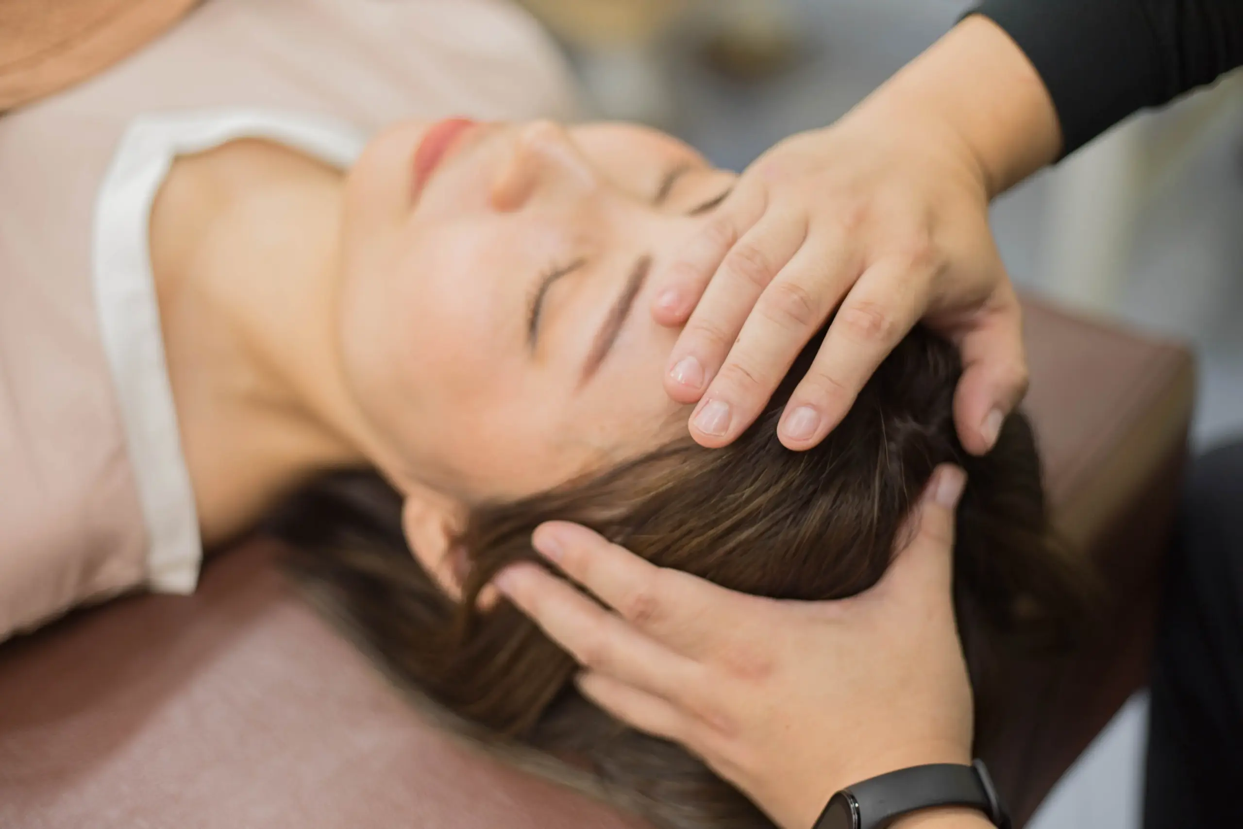 日本橋八重洲接骨院での炭酸ヘッドスパの施術風景
