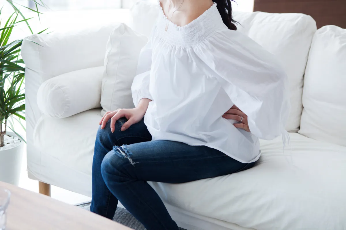 腰痛に悩む女性
